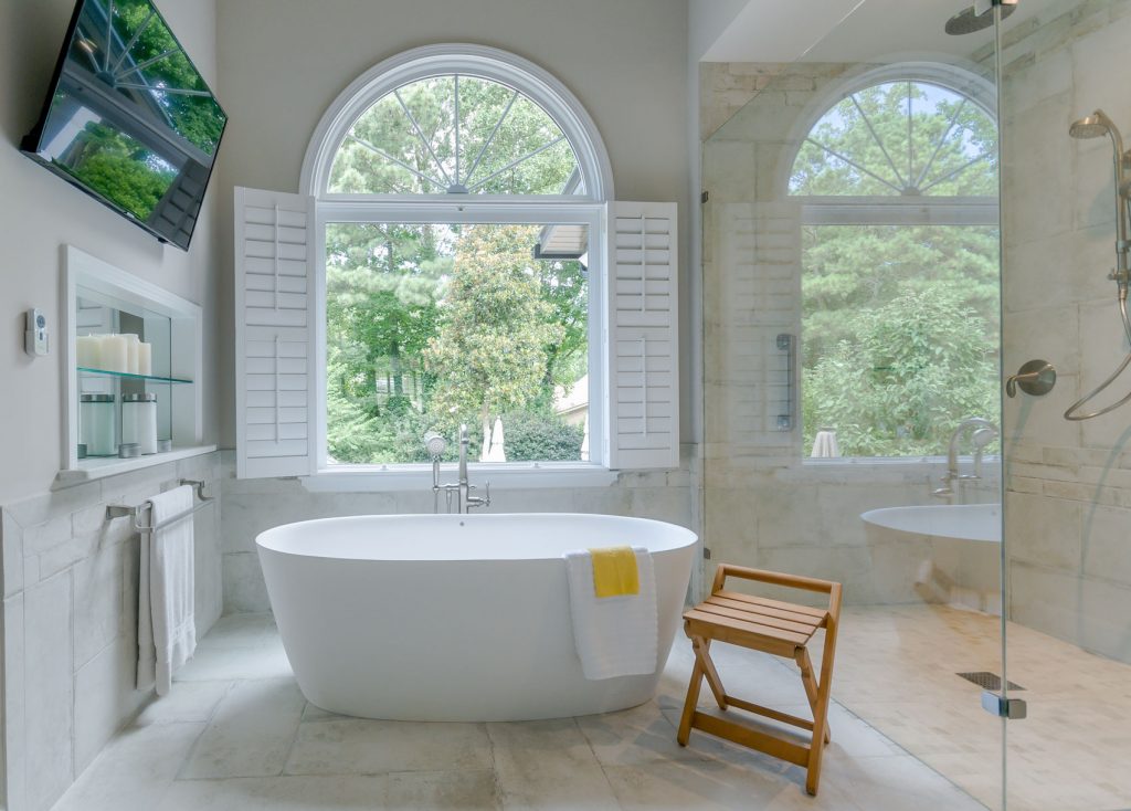 Luxious bath tub with marble tile